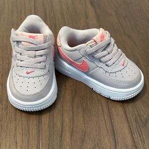 Nike Kids Sneakers in Gray and Pink